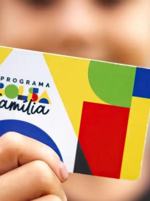 A Caixa Econômica Federal paga nesta quinta-feira (30) a parcela de janeiro do novo Bolsa Família aos beneficiários com Número de Inscrição Social (NIS) de final 9. O valor mínimo corresponde a R$ 600, mas com o novo adicional o valor médio do benefício sobe para R$ 673,62. Segundo o Ministério do Desenvolvimento e Assistência Social, neste mês o programa de transferência de renda do Governo Federal alcançará 20,48 milhões de famílias, com gasto de R$ 13,8 bilhões. Além do benefício mínimo, há o pagamento de três adicionais. O Benefício Variável Familiar Nutriz paga seis parcelas de R$ 50 a mães de bebês de até seis meses de idade, para garantir a alimentação da criança. O Bolsa Família também paga um acréscimo de R$ 50 a famílias com gestantes e filhos de 7 a 18 anos e outro, de R$ 150, a famílias com crianças de até 6 anos. No modelo tradicional do Bolsa Família, o pagamento ocorre nos últimos dez dias úteis de cada mês. O beneficiário poderá consultar informações sobre as datas de pagamento, o valor do benefício e a composição das parcelas no aplicativo Caixa Tem, usado para acompanhar as contas poupança digitais do banco. Moradores do Rio Grande do Sul, afetados pelas enchentes do ano passado, e de mais cinco estados (Amazonas, Piauí, Rondônia, São Paulo e Sergipe) receberam o pagamento do Bolsa Família de forma unificada no último dia 20, independentemente do número do NIS. O pagamento unificado beneficiou todos os 62 municípios do Amazonas e todos os 52 de Rondônia, afetados pela estiagem e pela vazante dos rios; dez municípios de Sergipe e o município de Picos (PI), afetados por fortes chuvas; e 30 municípios de São Paulo em estado de emergência por causa do aumento dos casos de dengue e das chuvas. Desde o ano passado, os beneficiários do Bolsa Família não têm mais o desconto do Seguro Defeso. A mudança foi estabelecida pela Lei 14.601/2023 , que resgatou o Programa Bolsa Família (PBF). O Seguro Defeso é pago a pessoas que sobrevivem exclusivamente da pesca artesanal e que não podem exercer a atividade durante o período da piracema (reprodução dos peixes). Regra de proteção Cerca de 2,5 milhões de famílias estão na regra de proteção em janeiro. Em vigor desde junho de 2023, essa regra permite que famílias cujos membros consigam emprego e melhorem a renda recebam 50% do benefício a que teriam direito por até dois anos, desde que cada integrante receba o equivalente a até meio salário mínimo. Para essas famílias, o benefício médio ficou em R$ 386,66. Cadastro Desde julho de 2023, passa a valer a integração dos dados do Bolsa Família com o Cadastro Nacional de Informações Sociais (CNIS). Com base no cruzamento de informações, cerca de 440 mil de famílias saíram do programa neste mês por terem alcançado renda superior ao enquadramento do Bolsa Família. O CNIS conta com mais de 80 bilhões de registros administrativos referentes à renda, vínculos de emprego formal e benefícios previdenciários e assistenciais pagos pelo INSS. Em compensação, outras 110 mil de famílias foram incluídas no programa em dezembro. A inclusão foi possível por causa da política de busca ativa, baseada na reestruturação do Sistema Único de Assistência Social (Suas) e que se concentra nas pessoas mais vulneráveis que têm direito ao complemento de renda, mas não recebem o benefício. Auxílio Gás Neste mês não haverá o pagamento do Auxílio Gás, que beneficia famílias cadastradas no CadÚnico. Como o benefício só é pago a cada dois meses, o pagamento voltará em fevereiro. Só pode receber o Auxílio Gás quem está incluído no CadÚnico e tenha pelo menos um membro da família que receba o Benefício de Prestação Continuada (BPC). A lei que criou o programa definiu que a mulher responsável pela família terá preferência, assim como mulheres vítimas de violência doméstica. Com informações da Agência Brasil* Foto: Lyon Santos / MDS