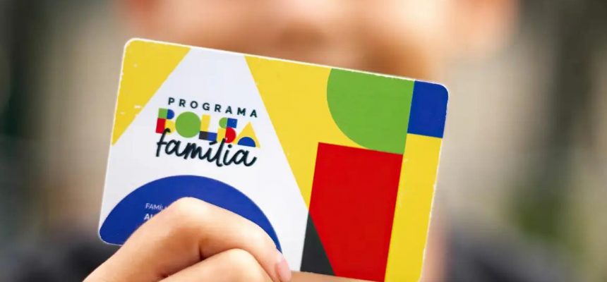 A Caixa Econômica Federal paga nesta quinta-feira (30) a parcela de janeiro do novo Bolsa Família aos beneficiários com Número de Inscrição Social (NIS) de final 9. O valor mínimo corresponde a R$ 600, mas com o novo adicional o valor médio do benefício sobe para R$ 673,62. Segundo o Ministério do Desenvolvimento e Assistência Social, neste mês o programa de transferência de renda do Governo Federal alcançará 20,48 milhões de famílias, com gasto de R$ 13,8 bilhões. Além do benefício mínimo, há o pagamento de três adicionais. O Benefício Variável Familiar Nutriz paga seis parcelas de R$ 50 a mães de bebês de até seis meses de idade, para garantir a alimentação da criança. O Bolsa Família também paga um acréscimo de R$ 50 a famílias com gestantes e filhos de 7 a 18 anos e outro, de R$ 150, a famílias com crianças de até 6 anos. No modelo tradicional do Bolsa Família, o pagamento ocorre nos últimos dez dias úteis de cada mês. O beneficiário poderá consultar informações sobre as datas de pagamento, o valor do benefício e a composição das parcelas no aplicativo Caixa Tem, usado para acompanhar as contas poupança digitais do banco. Moradores do Rio Grande do Sul, afetados pelas enchentes do ano passado, e de mais cinco estados (Amazonas, Piauí, Rondônia, São Paulo e Sergipe) receberam o pagamento do Bolsa Família de forma unificada no último dia 20, independentemente do número do NIS. O pagamento unificado beneficiou todos os 62 municípios do Amazonas e todos os 52 de Rondônia, afetados pela estiagem e pela vazante dos rios; dez municípios de Sergipe e o município de Picos (PI), afetados por fortes chuvas; e 30 municípios de São Paulo em estado de emergência por causa do aumento dos casos de dengue e das chuvas. Desde o ano passado, os beneficiários do Bolsa Família não têm mais o desconto do Seguro Defeso. A mudança foi estabelecida pela Lei 14.601/2023 , que resgatou o Programa Bolsa Família (PBF). O Seguro Defeso é pago a pessoas que sobrevivem exclusivamente da pesca artesanal e que não podem exercer a atividade durante o período da piracema (reprodução dos peixes). Regra de proteção Cerca de 2,5 milhões de famílias estão na regra de proteção em janeiro. Em vigor desde junho de 2023, essa regra permite que famílias cujos membros consigam emprego e melhorem a renda recebam 50% do benefício a que teriam direito por até dois anos, desde que cada integrante receba o equivalente a até meio salário mínimo. Para essas famílias, o benefício médio ficou em R$ 386,66. Cadastro Desde julho de 2023, passa a valer a integração dos dados do Bolsa Família com o Cadastro Nacional de Informações Sociais (CNIS). Com base no cruzamento de informações, cerca de 440 mil de famílias saíram do programa neste mês por terem alcançado renda superior ao enquadramento do Bolsa Família. O CNIS conta com mais de 80 bilhões de registros administrativos referentes à renda, vínculos de emprego formal e benefícios previdenciários e assistenciais pagos pelo INSS. Em compensação, outras 110 mil de famílias foram incluídas no programa em dezembro. A inclusão foi possível por causa da política de busca ativa, baseada na reestruturação do Sistema Único de Assistência Social (Suas) e que se concentra nas pessoas mais vulneráveis que têm direito ao complemento de renda, mas não recebem o benefício. Auxílio Gás Neste mês não haverá o pagamento do Auxílio Gás, que beneficia famílias cadastradas no CadÚnico. Como o benefício só é pago a cada dois meses, o pagamento voltará em fevereiro. Só pode receber o Auxílio Gás quem está incluído no CadÚnico e tenha pelo menos um membro da família que receba o Benefício de Prestação Continuada (BPC). A lei que criou o programa definiu que a mulher responsável pela família terá preferência, assim como mulheres vítimas de violência doméstica. Com informações da Agência Brasil* Foto: Lyon Santos / MDS